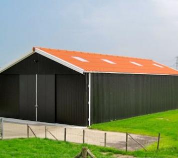 Hangar muni des portes coulissantes.